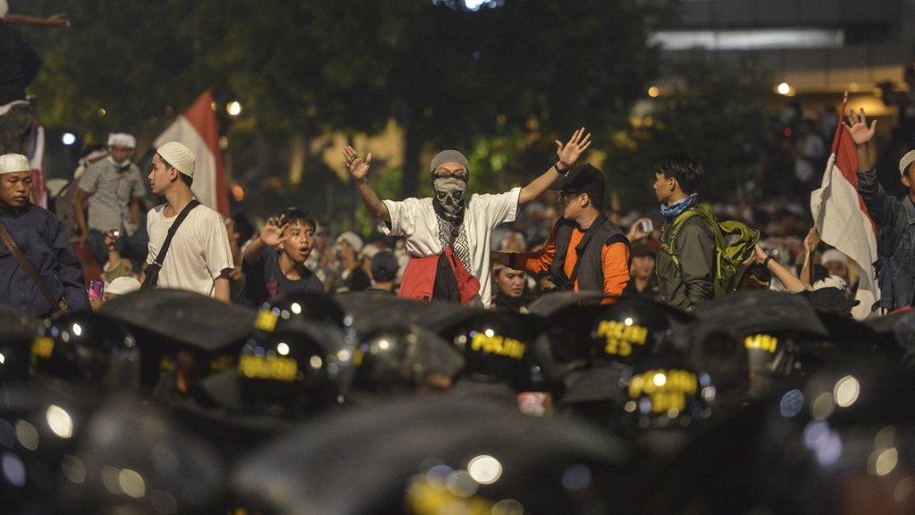 Polisi Masih Berjaga di Bawaslu Sambil Menghalau Massa