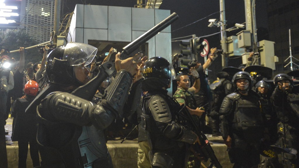 Brimob Mulai Menyisir Massa Aksi yang Datang dari Hotel Millenium Brimob Mulai Menyisir Massa Aksi yang Datang dari Hotel Millenium