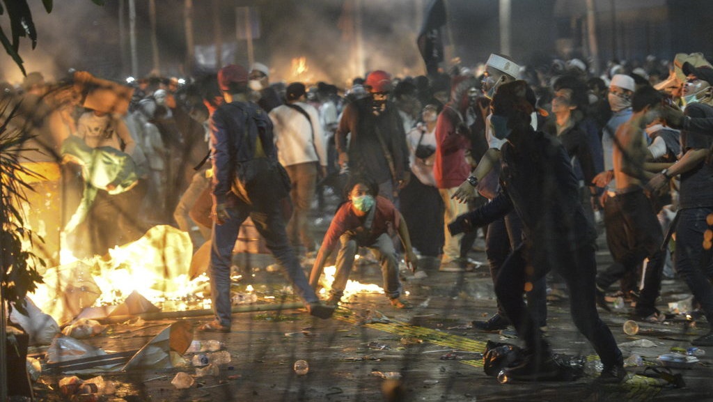 Jalan Wahid Hasyim Memanas Kembali, Polisi-Massa Aksi Bentrok Lagi Jalan Wahid Hasyim Memanas Kembali, Polisi-Massa Aksi Bentrok Lagi