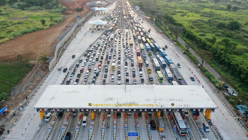 Kendaraan Mulai Padati Tol Cikampek Saat Arus Balik Lebaran 2019