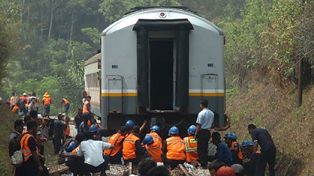 Tujuh Kereta Molor Akibat KA Lodaya Anjlok
