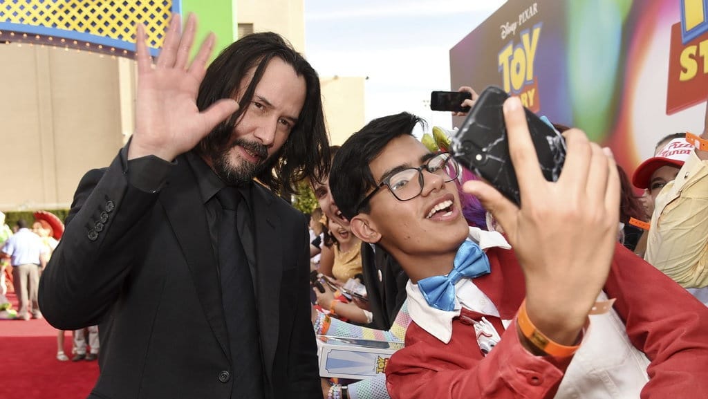 Dunia yang Mencintai Keanu Reeves Dunia yang Mencintai Keanu Reeves