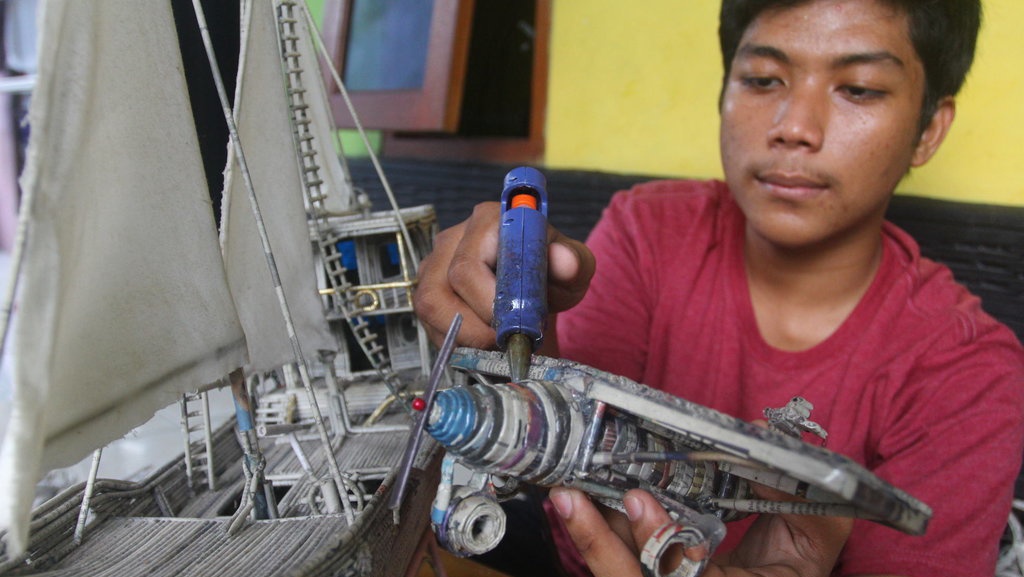 Produksi Kerajinan Tangan dari Limbah Kertas Produksi Kerajinan Tangan dari Limbah Kertas