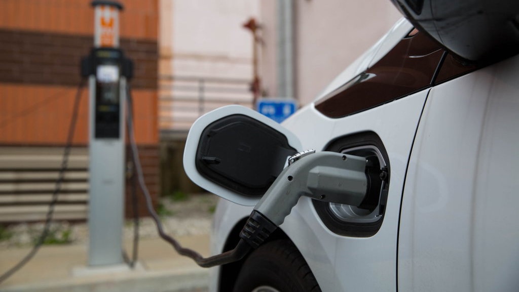 Tarif Bahan Bakar Mobil Listrik Indonesia Termasuk Paling Murah