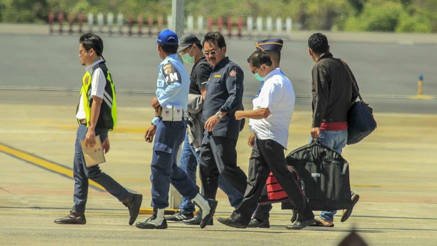 Gubernur Kepri Tutupi Muka Saat Dibawa Penyidik KPK ke Jakarta Gubernur Kepri Tutupi Muka Saat Dibawa Penyidik KPK ke Jakarta