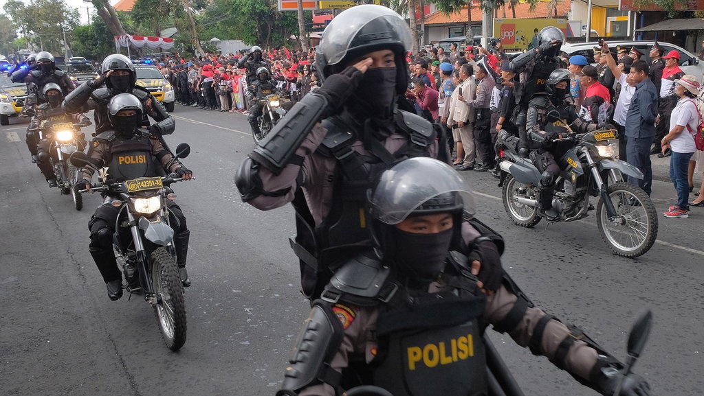 Polisi Tangkap Demonstran Karena Kaosnya Dianggap Provokatif Polisi Tangkap Demonstran Karena Kaosnya Dianggap Provokatif