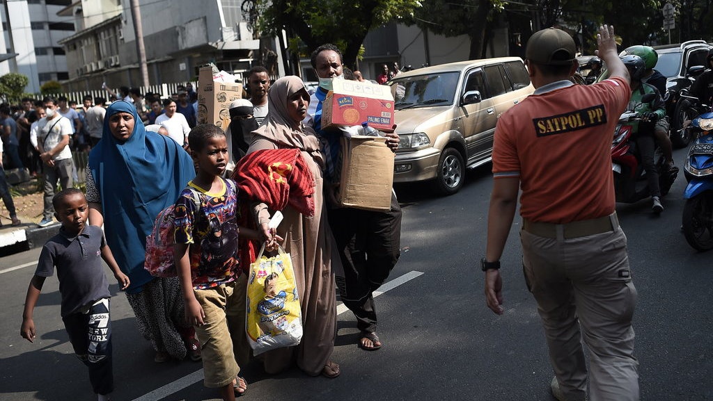 Pencari Suaka Kembali ke Trotoar Kebon Sirih, Anies Telepon Mensos Pencari Suaka Kembali ke Trotoar Kebon Sirih, Anies Telepon Mensos