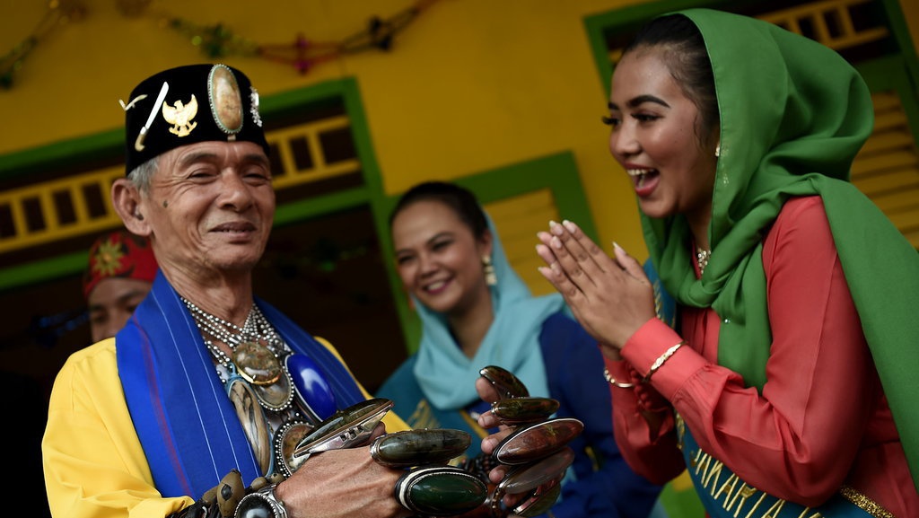 Apa Itu Akulturasi Budaya dalam Bentuk Pakaian & Contohnya? Apa Itu Akulturasi Budaya dalam Bentuk Pakaian & Contohnya?