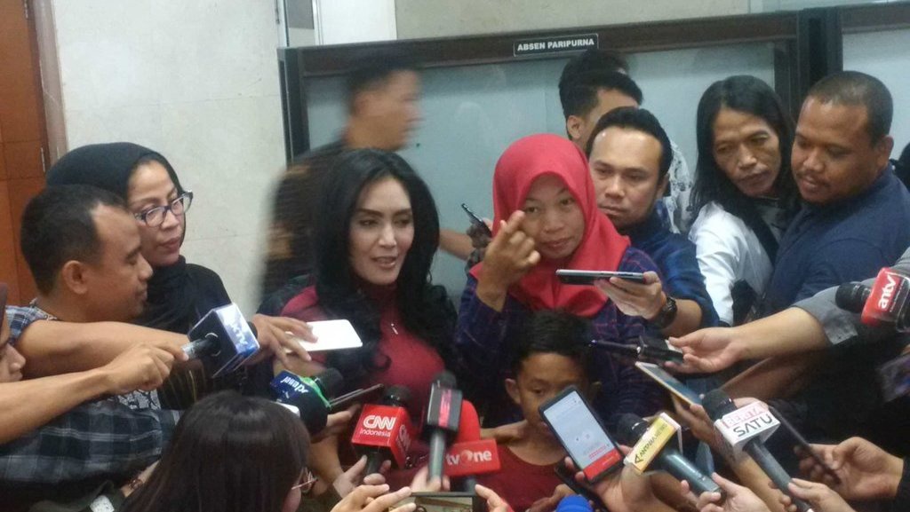 Baiq Nuril Ikut Pantau Rapat Komisi III Soal Permohonan Amnestinya Baiq Nuril Ikut Pantau Rapat Komisi III Soal Permohonan Amnestinya