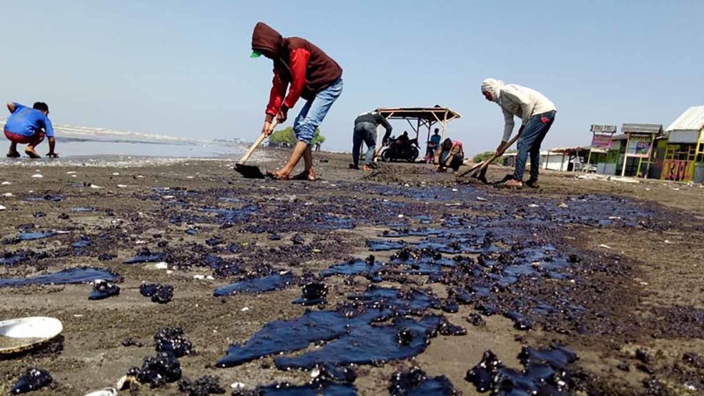 Pertamina Klaim Angkut Tumpahan Minyak 5.000 Ton dari Pantai