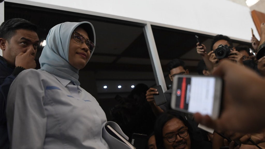 Pelihara Jaringan Listrik, Petugas PLN Kini Ditemani Anggota TNI Pelihara Jaringan Listrik, Petugas PLN Kini Ditemani Anggota TNI