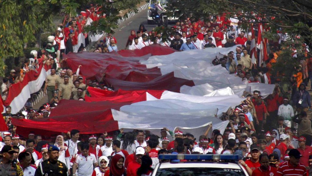 HUT Ke-74 RI: Warga Bogor Arak Keliling Bendera Merah Putih Raksasa