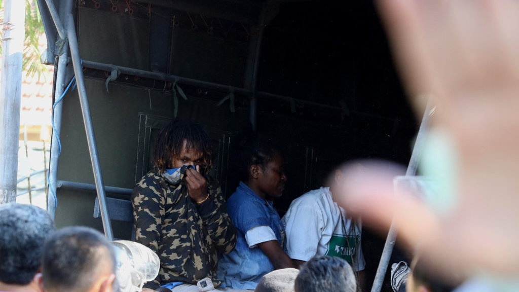 Buntut Rasisme Mahasiswa Papua, Jalan Diblokir, Gedung DPRD Dibakar Buntut Rasisme Mahasiswa Papua, Jalan Diblokir, Gedung DPRD Dibakar