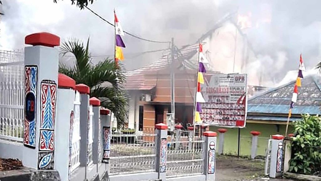 Gedung DPRD Papua Barat Dibakar Demonstran Gedung DPRD Papua Barat Dibakar Demonstran