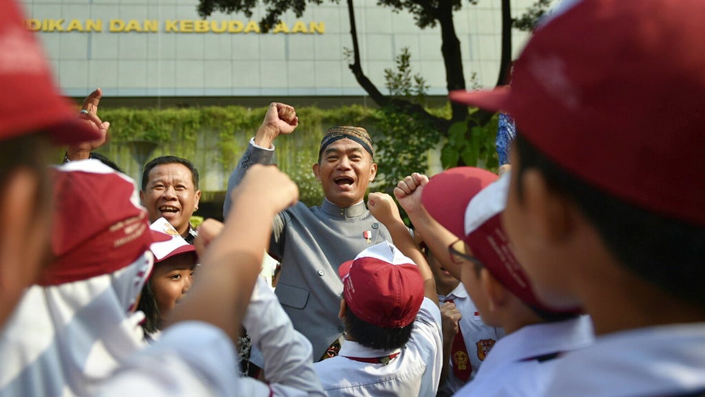 Membangun Guru Berkualitas, Membangun Peradaban Membangun Guru Berkualitas, Membangun Peradaban