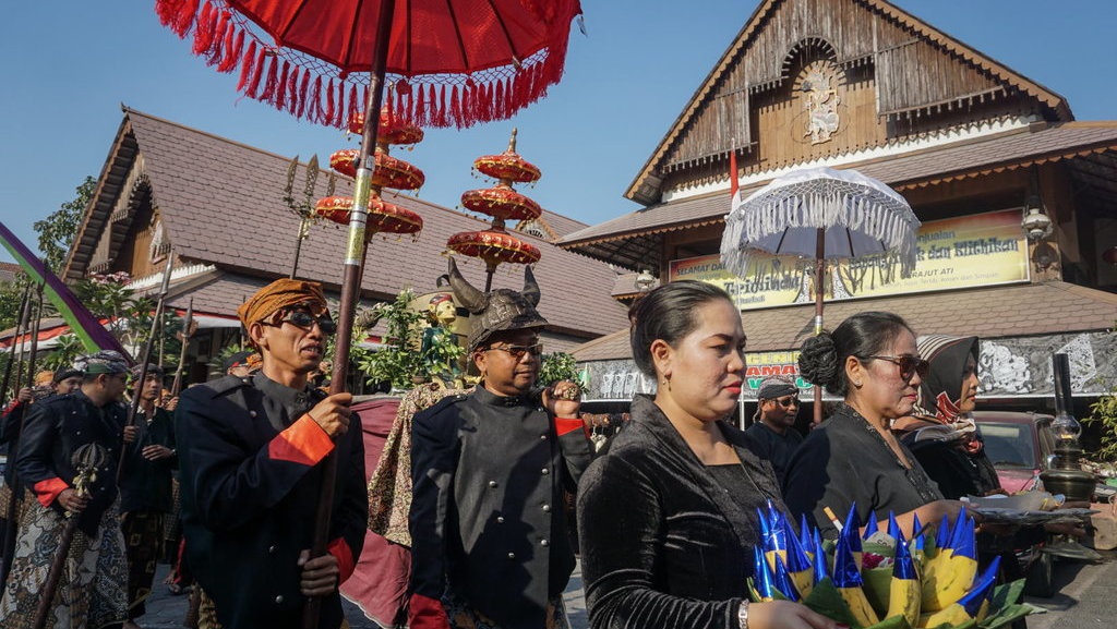 Perbedaan Bulan Suro dan Muharram dari Segi Sejarah dan Tradisi Perbedaan Bulan Suro dan Muharram dari Segi Sejarah dan Tradisi