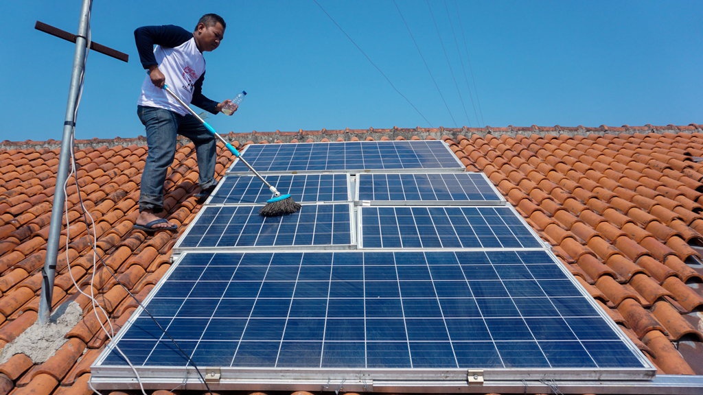 Apa Itu PLTS Atap yang Aturannya Dibekukan Pemerintah?