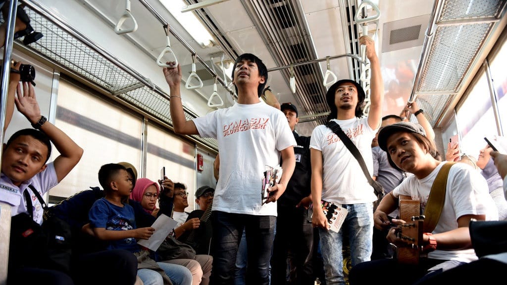 Menyambut Hari Pelanggan Nasional di KRL