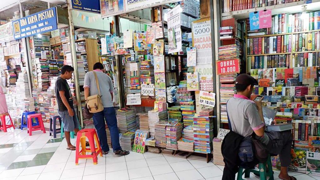 Buku Bajakan Masif, Kok Polisi Tak Segarang Kayak Razia Buku Kiri? Buku Bajakan Masif, Kok Polisi Tak Segarang Kayak Razia Buku Kiri?