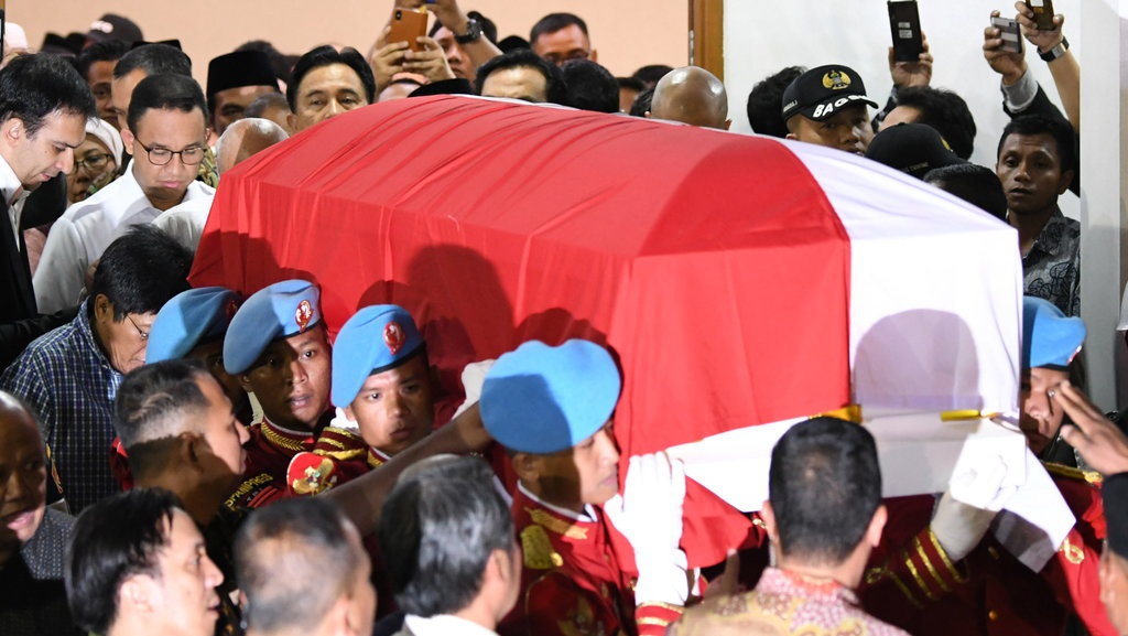BJ Habibie Meninggal: Khofifah & Ribuan Jamaah Lakukan Salat Gaib BJ Habibie Meninggal: Khofifah & Ribuan Jamaah Lakukan Salat Gaib