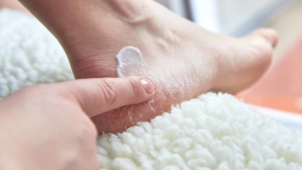 7 Bahan Alami Atasi Kulit Kering: Minyak Kelapa, Madu, Lidah Buaya 7 Bahan Alami Atasi Kulit Kering: Minyak Kelapa, Madu, Lidah Buaya