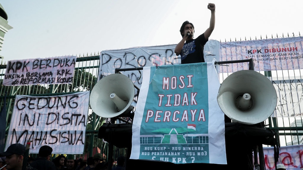 Kecewa UU KPK Direvisi, Mahasiswa Mendemo DPR sampai Malam