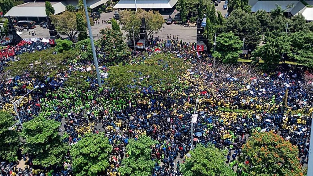 Situasi Terkini Demo Semarang Usai Pagar DPRD Jateng Dijebol Situasi Terkini Demo Semarang Usai Pagar DPRD Jateng Dijebol
