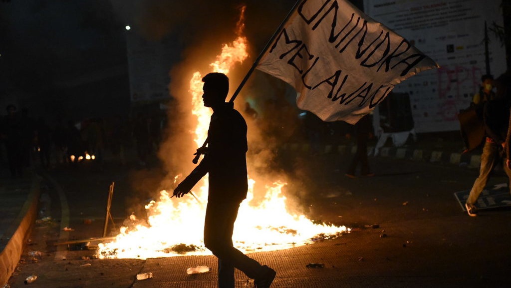 Demo di DPR: Polisi Menembakkan Gas Air Mata ke Stasiun Palmerah