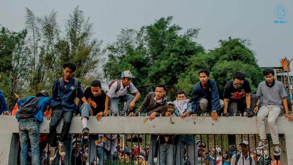 Krisis Kepercayaan Pemuda ke Parpol: Gagal Mewakili Suara Rakyat Krisis Kepercayaan Pemuda ke Parpol: Gagal Mewakili Suara Rakyat