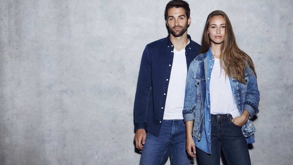 10 Ide Padu Padan Outfit Jeans Hitam Agar Terlihat Stylish 10 Ide Padu Padan Outfit Jeans Hitam Agar Terlihat Stylish