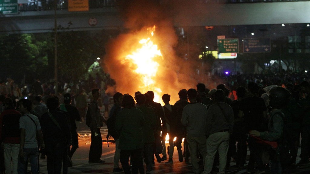 Demo Mahasiswa Berujung Perusakan Fasilitas Publik. Ada Penyusup?