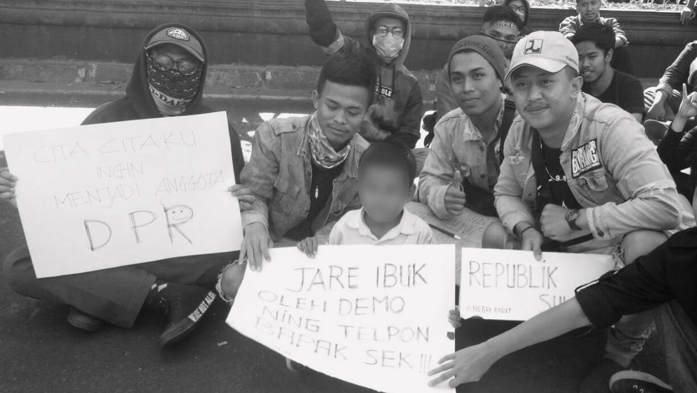 Ibu Ajak Anaknya di Aksi Gejayan Memanggil: Biar Tahu Demo