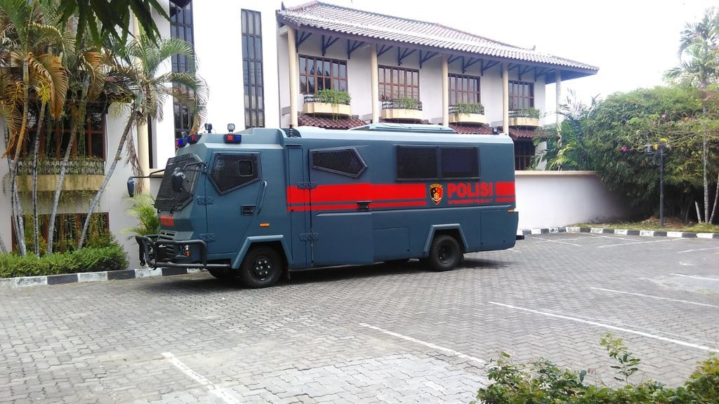 Demo Jogja Hari Ini: Kendaraan Lapis Baja & Water Canon Disiagakan