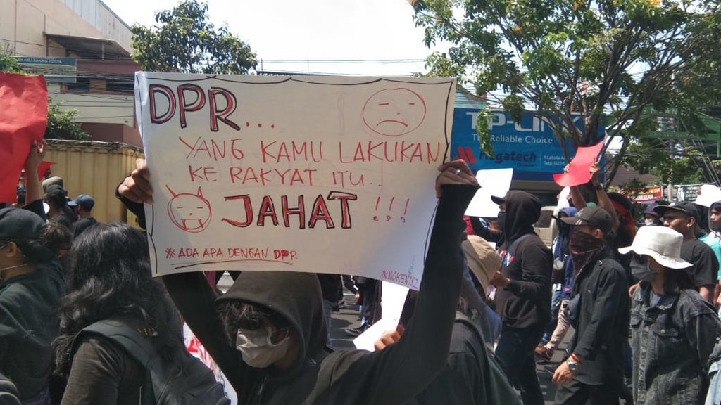 Aksi Gejayan Memanggil 2 Nyanyikan Gugur Bunga untuk Korban Demo