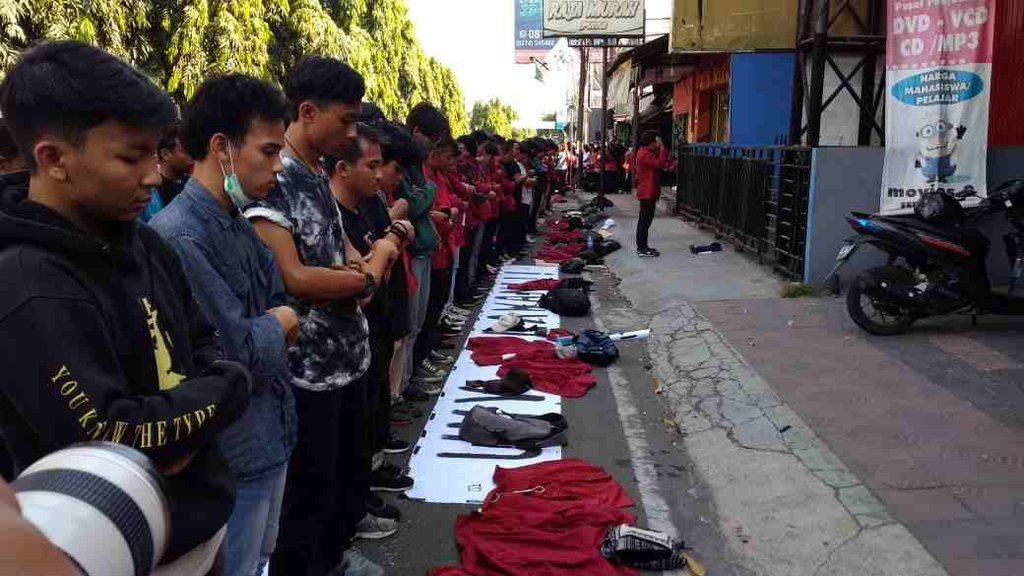 Aksi Gejayan Memanggil 2: Ratusan Demonstran Salat Asar Berjamaah