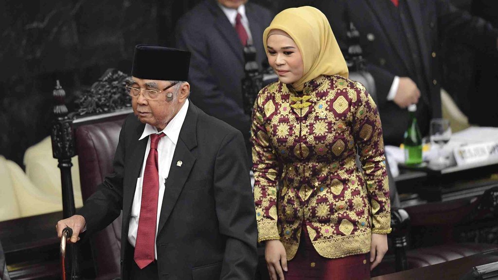 Anggota DPR Termuda & Tertua Pimpin Sidang Paripurna DPR Anggota DPR Termuda & Tertua Pimpin Sidang Paripurna DPR