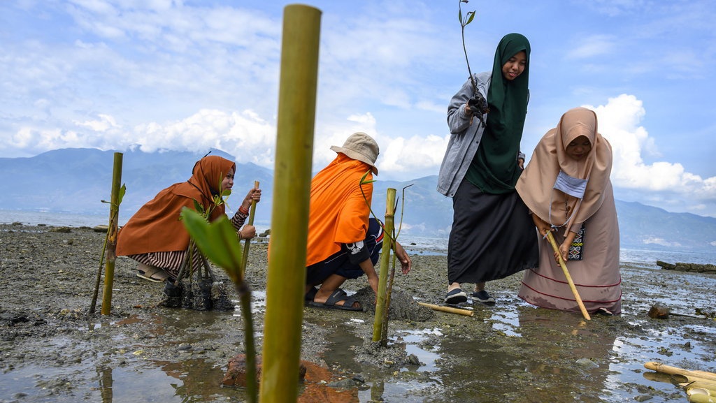 Pentingnya Menjaga & Melestarikan Lingkungan Hidup Menurut Islam Pentingnya Menjaga & Melestarikan Lingkungan Hidup Menurut Islam