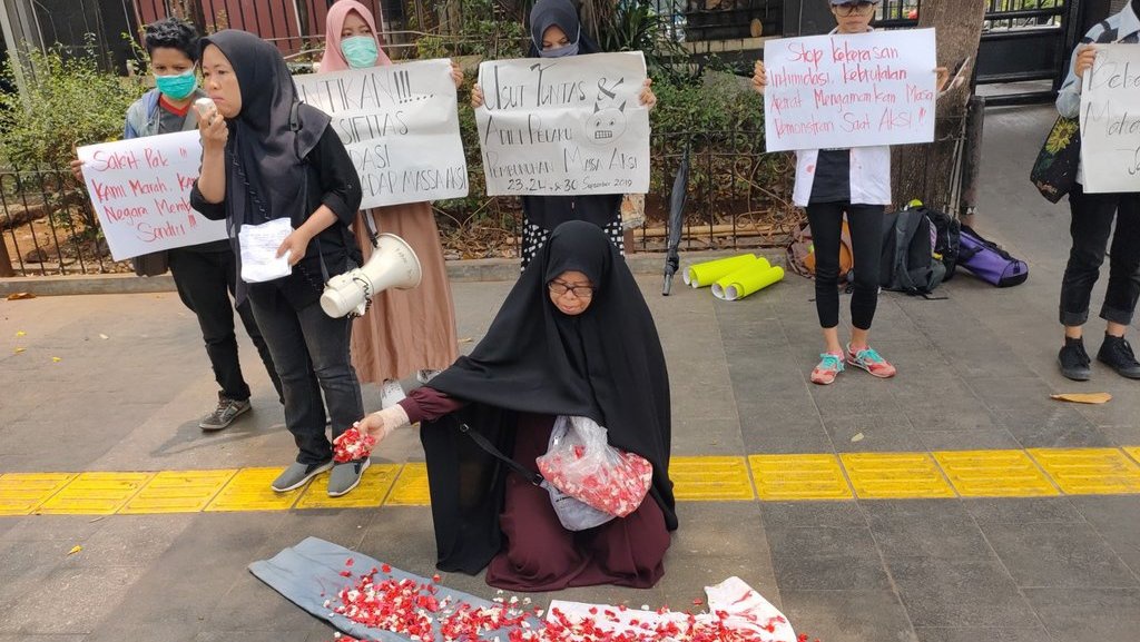 Emak-emak #ReformasiDikorupsi Kritik Brutalitas Aparat Tangani Demo Emak-emak #ReformasiDikorupsi Kritik Brutalitas Aparat Tangani Demo