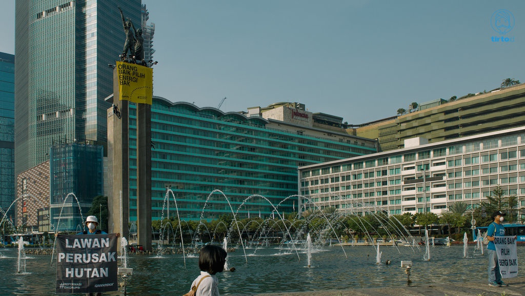 Greenpeace Bentangkan Spanduk Raksasa di Pancoran dan Bundaran HI