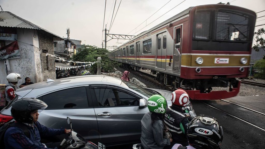 Tips agar Terhindar dari Kecelakaan di Perlintasan Kereta Api Tips agar Terhindar dari Kecelakaan di Perlintasan Kereta Api