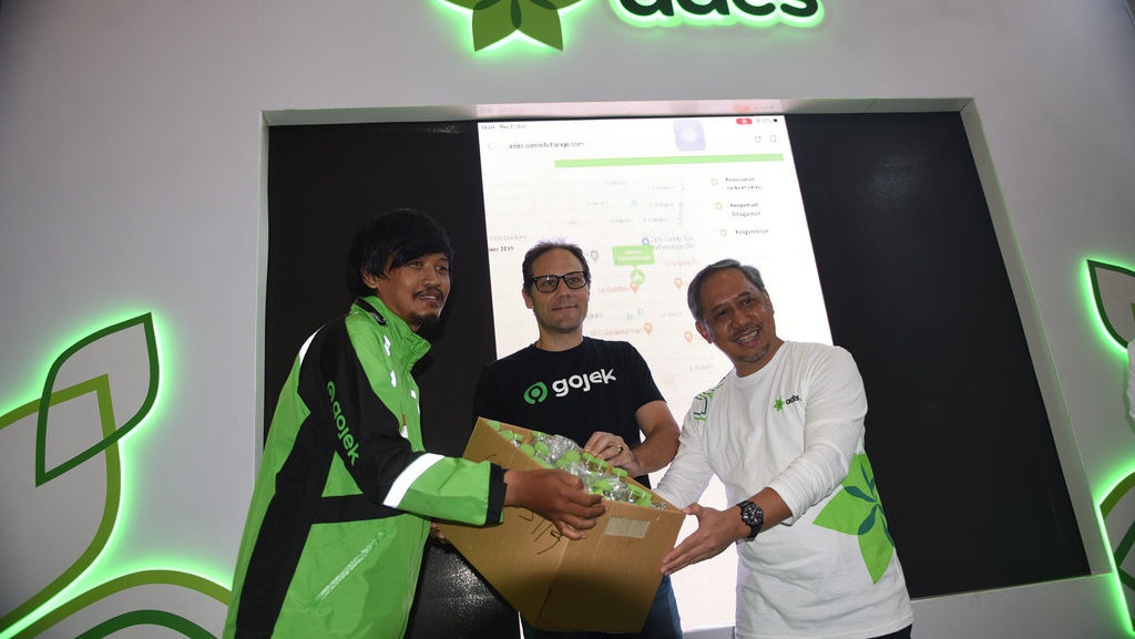 Kerjasama Gojek dan Ades Kurangi Sampah Plastik