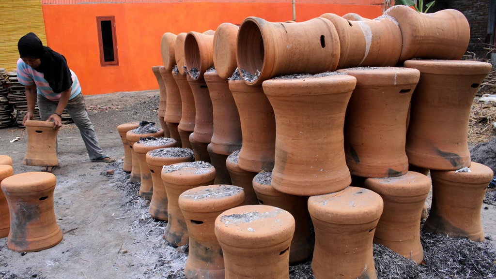 Contoh Seni Kriya: Jenis & Fungsinya, dari Gerabah hingga Ukiran