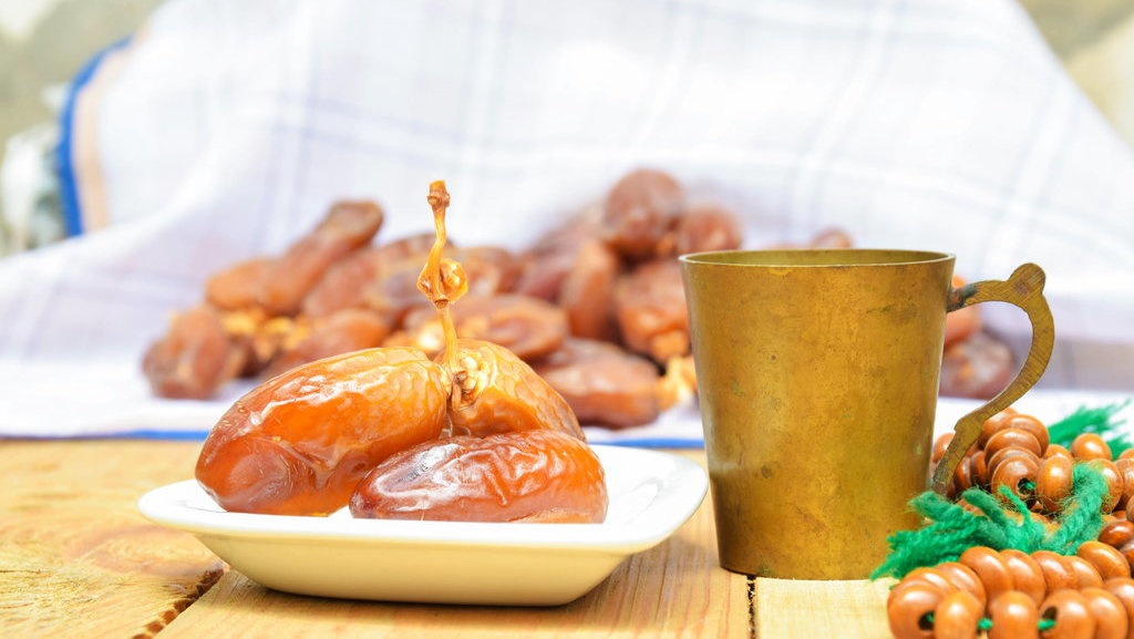 Manfaat Berbuka Puasa dengan Kurma Bagi Kesehatan Manfaat Berbuka Puasa dengan Kurma Bagi Kesehatan