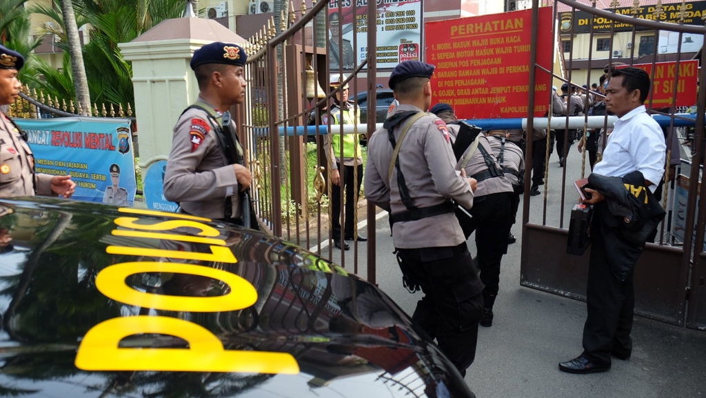 Polres Temanggung hingga Cirebon Perkuat Pengamanan Usai Bom Medan Polres Temanggung hingga Cirebon Perkuat Pengamanan Usai Bom Medan