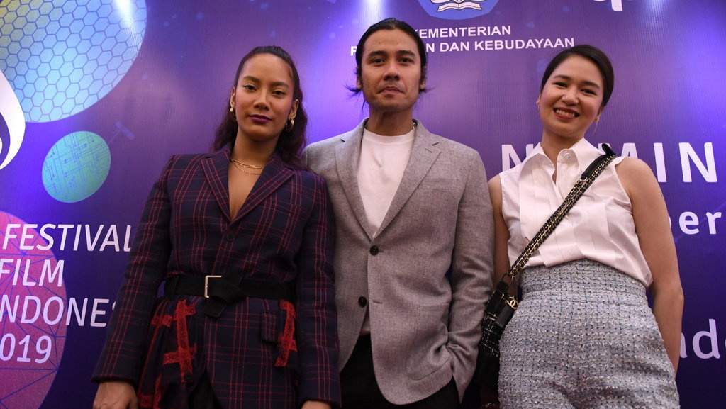 Mengapa Kita Tergila-Gila kepada Selebritas? Mengapa Kita Tergila-Gila kepada Selebritas?