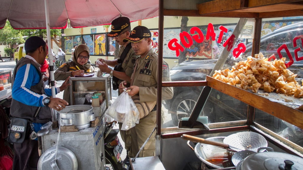 Pedagang Kaki Lima Wajib Punya Sertifikat Halal per 18 Oktober Pedagang Kaki Lima Wajib Punya Sertifikat Halal per 18 Oktober