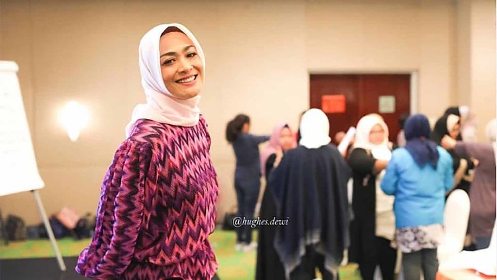 Mengenal Diet yang Dijalani Dewi Hughes Dengan Metode Hipnoterapi Mengenal Diet yang Dijalani Dewi Hughes Dengan Metode Hipnoterapi