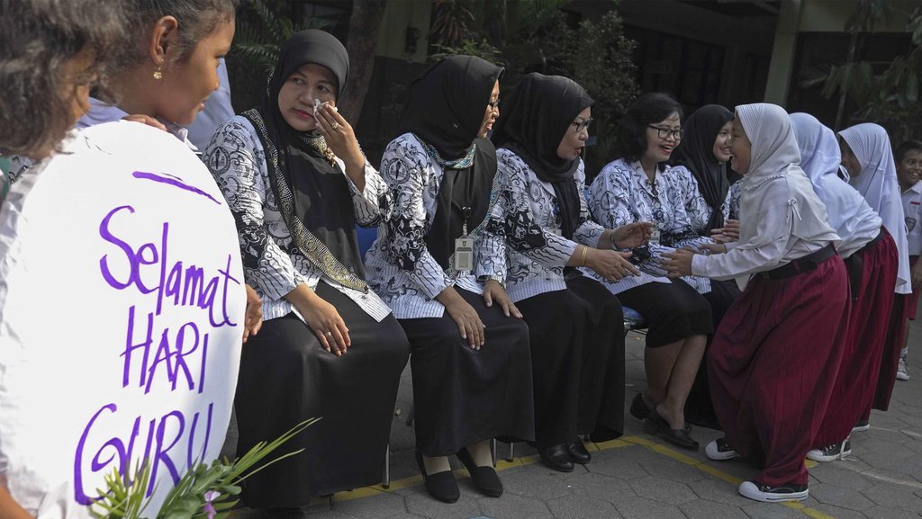 Peran Guru di Sekolah Berdasarkan Materi Ajar Usia Siswa: PAUD-SMA Peran Guru di Sekolah Berdasarkan Materi Ajar Usia Siswa: PAUD-SMA