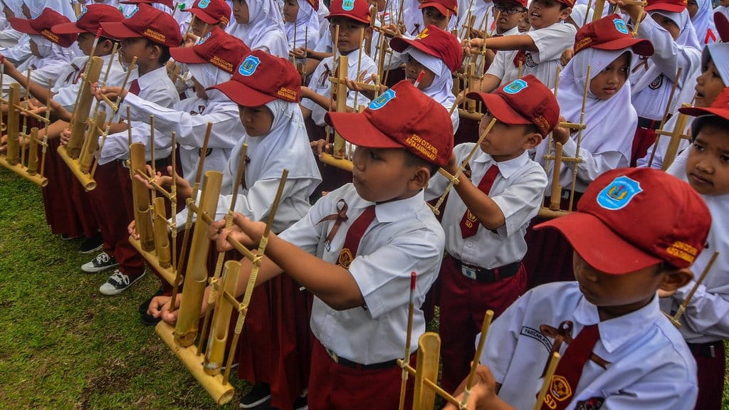 Tata Cara Memainkan Alat Musik Melodis dan Contohnya