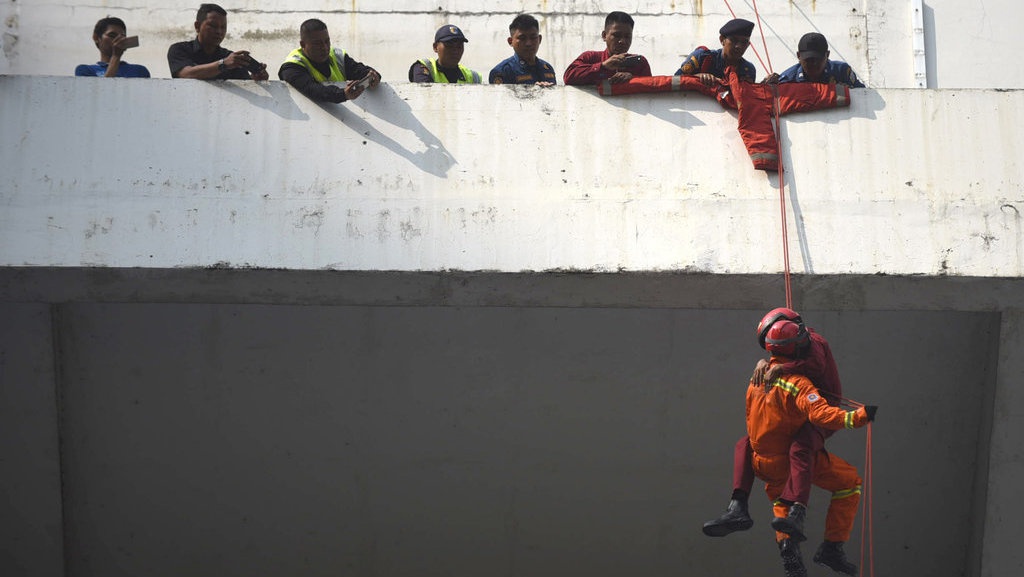 Simulasi Evakuasi Korban Kebakaran Simulasi Evakuasi Korban Kebakaran